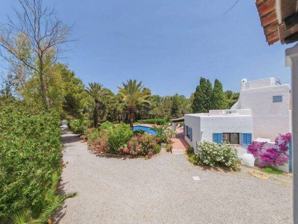 Descubra una joya inmobiliaria en la prestigiosa Avenida de San Agustín, 07829 Sant Josep. Esta parcela urbana excepcional, con una superficie total de 2.875 metros cuadrados, se divide en dos parcelas distintas, cada una con su propio encanto y posibilidades.